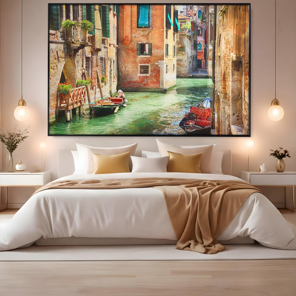 Tablou canvas cu tablou canvas cu peisaj din venetia, in rama de aluminiu negru, pe perete intr-un dormitor